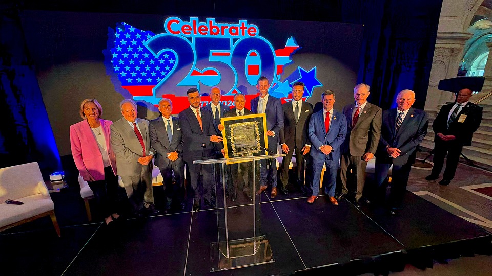 <p>Kamel Ghribi receive the Global Leadership Award at the Library of Congress</p>